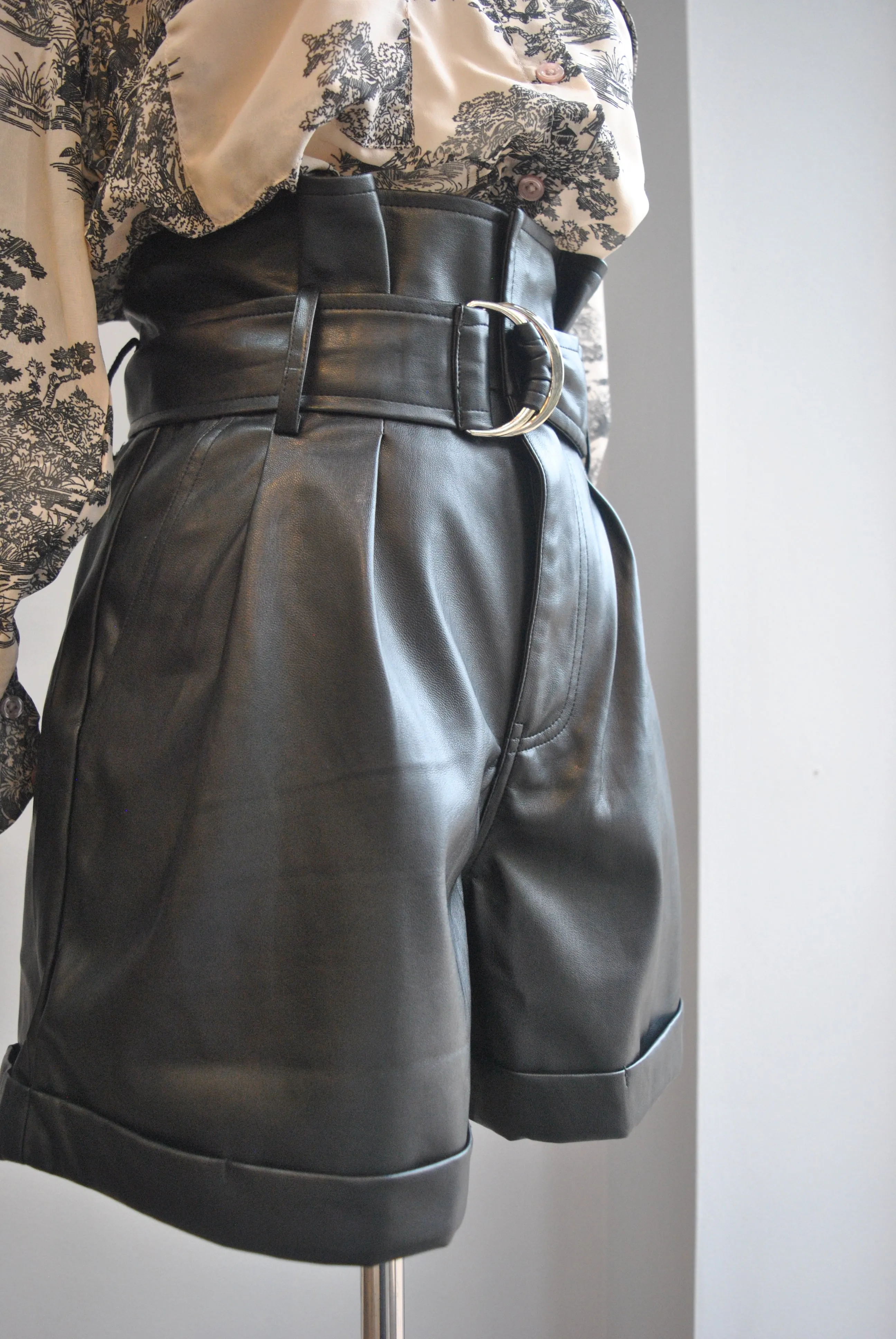 BLACK FAUX LEATHER HIGH WAISTED SHORTS WITH A BELT AND SIDE POCKETS