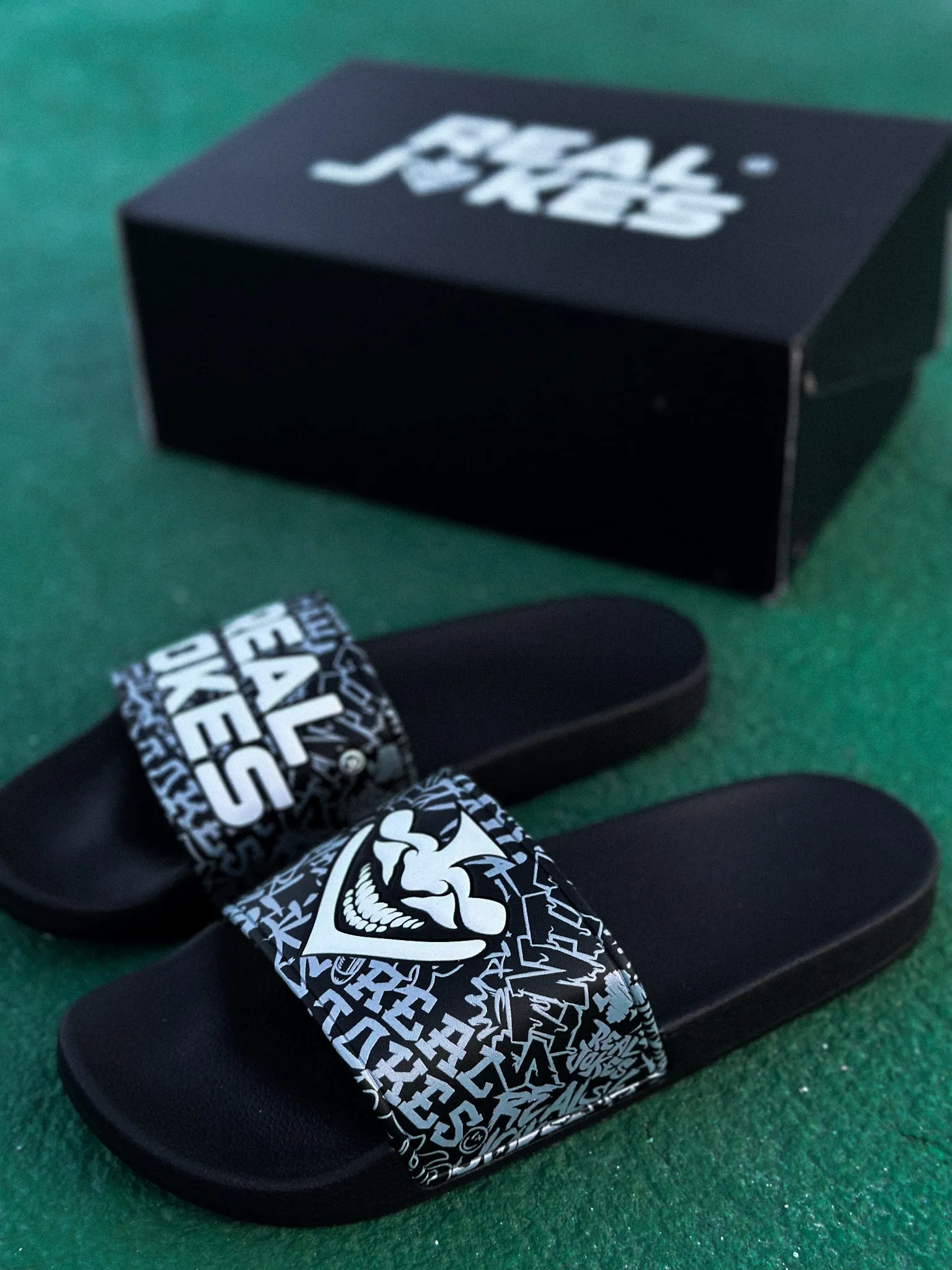 EMBLEM DARK - SLIDES