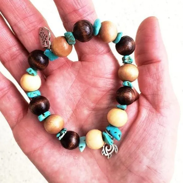Handmade Stretch Boho Style Turtle Charm Bracelet – Natural Wood Beads & Turquoise Howlite