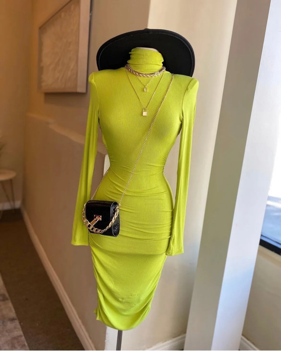 Turtle Neck Backless Rouge Dress