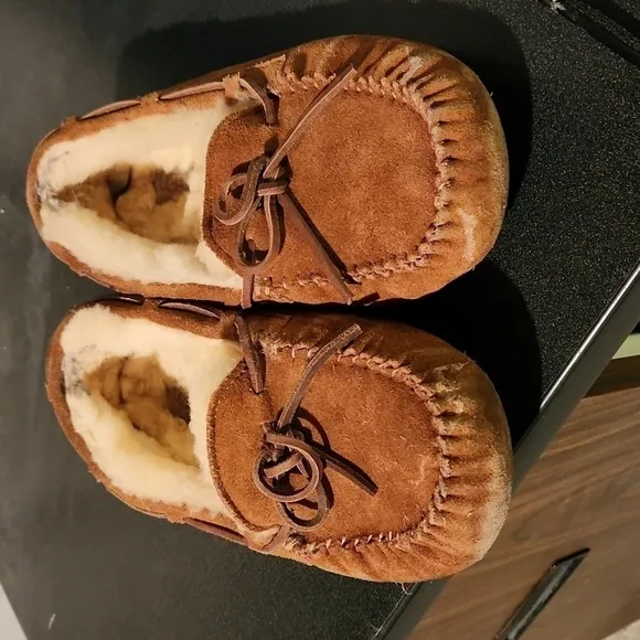 Women's Fleece Lined Dakota Slippers size 6 by UGG
