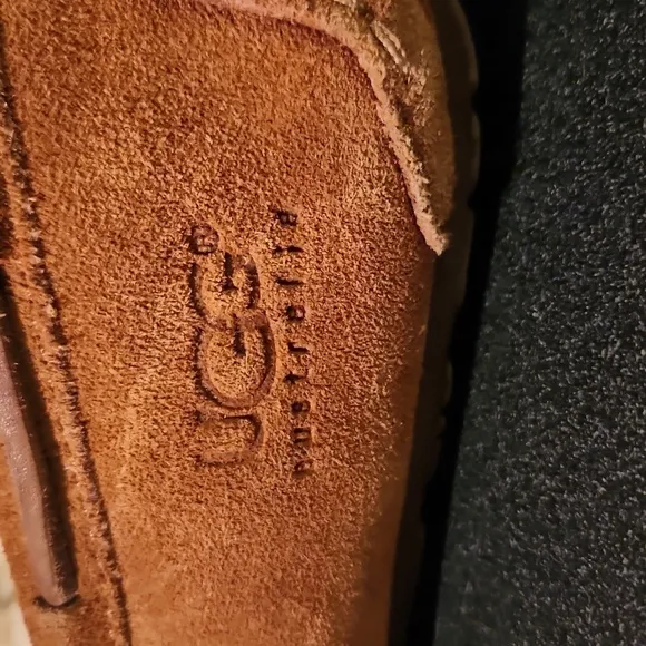 Women's Fleece Lined Dakota Slippers size 6 by UGG
