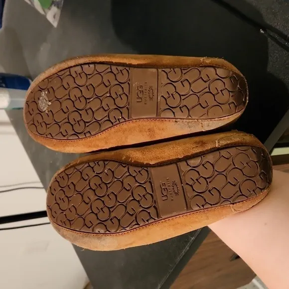 Women's Fleece Lined Dakota Slippers size 6 by UGG