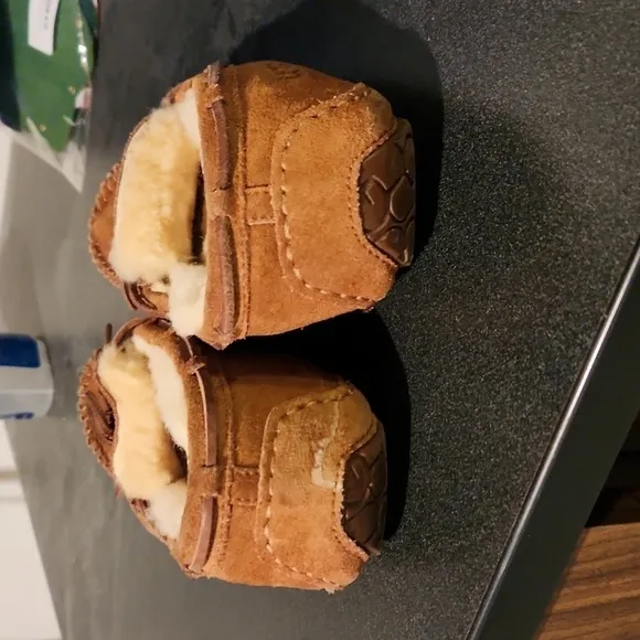 Women's Fleece Lined Dakota Slippers size 6 by UGG